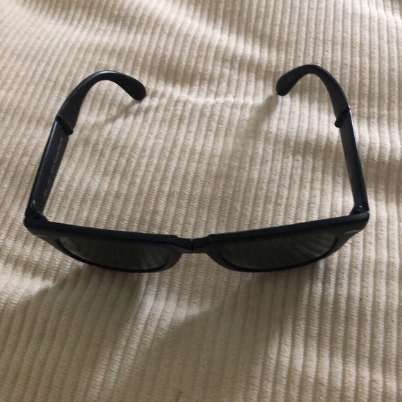 Authentic Vintage Ray Ban Folding Wayfarer Black Sunglasses. Soft finish/feel. - Picture 4 of 9